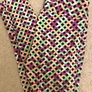 Black background Lattice print TC lula leggings